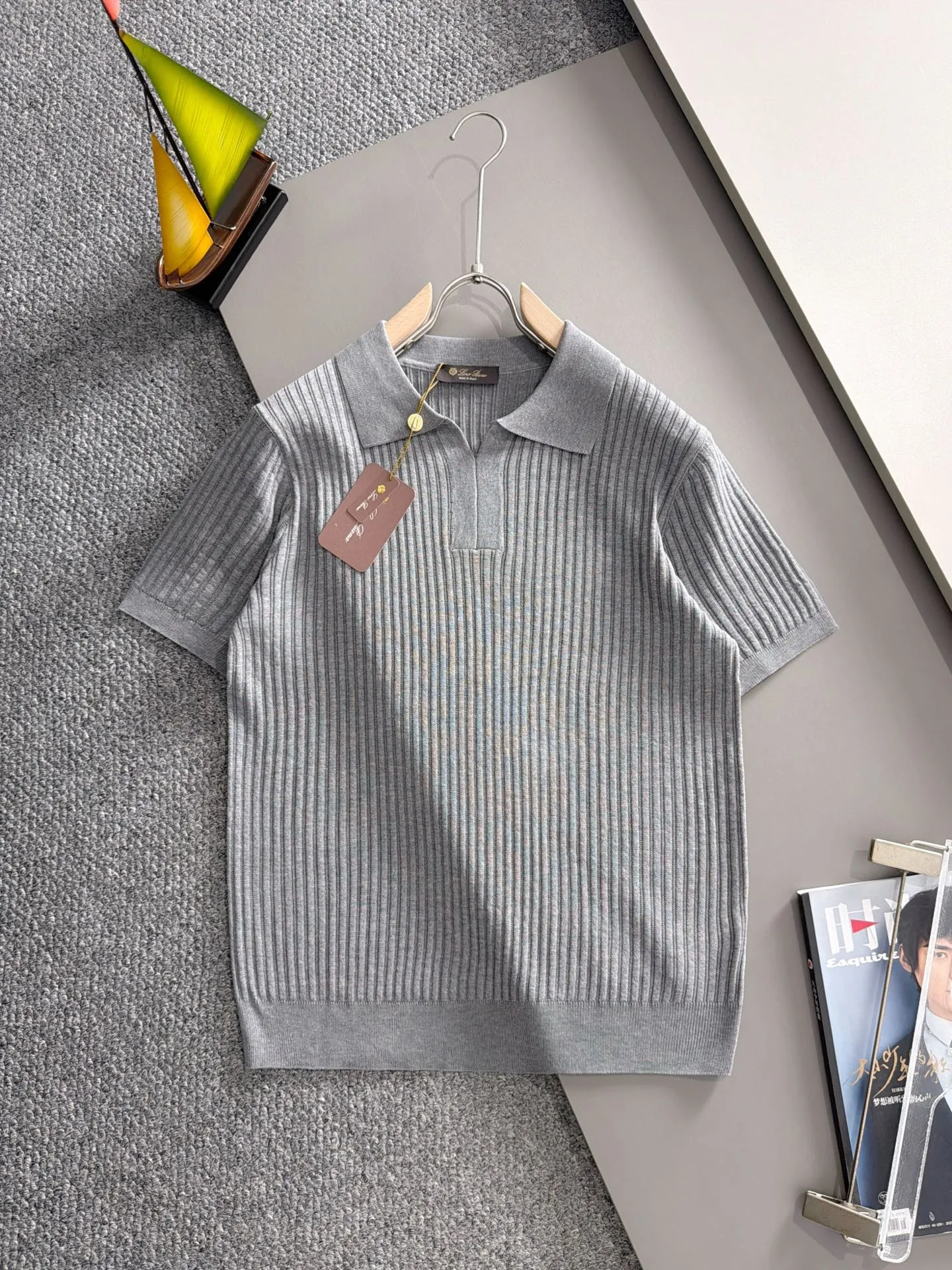 LP high quality Loro Piana 26ss New Arrival men's short-sleeved knitted T-shirt. Made of combed cotton yarn knitted cotton fabric, no pressure when entering and exiting the counter. Exclusive control of raw materials. It feels substantial when weighed, and the upper body is more textured than ordinary T-shirts. This texture can handle the weather easily and is suitable for both hot and cold! Loose fit design, looks noble. The only correct version is available Size: M to 4XL